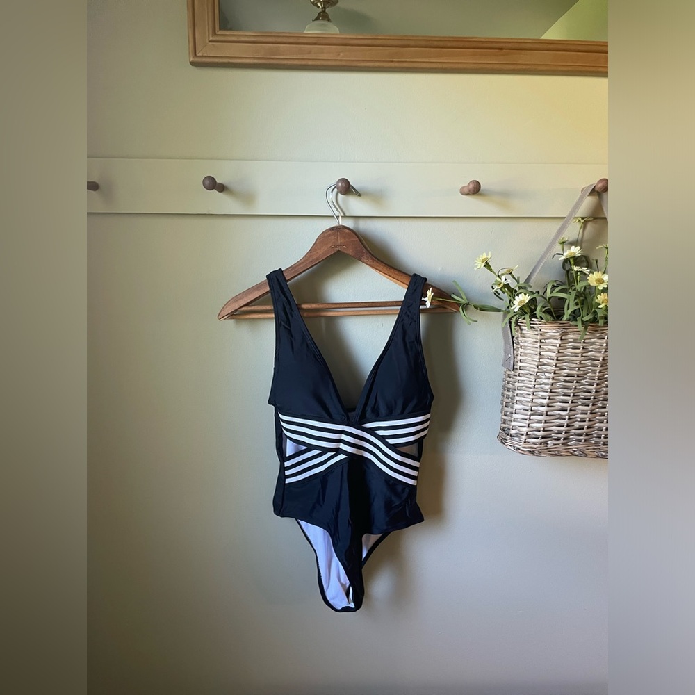 SHEIN never worn one piece swimsuit!